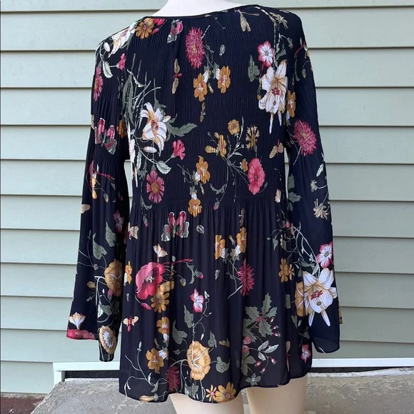 Like new Charlie Black Floral Long Sleeve blouse - Picture 9 of 15